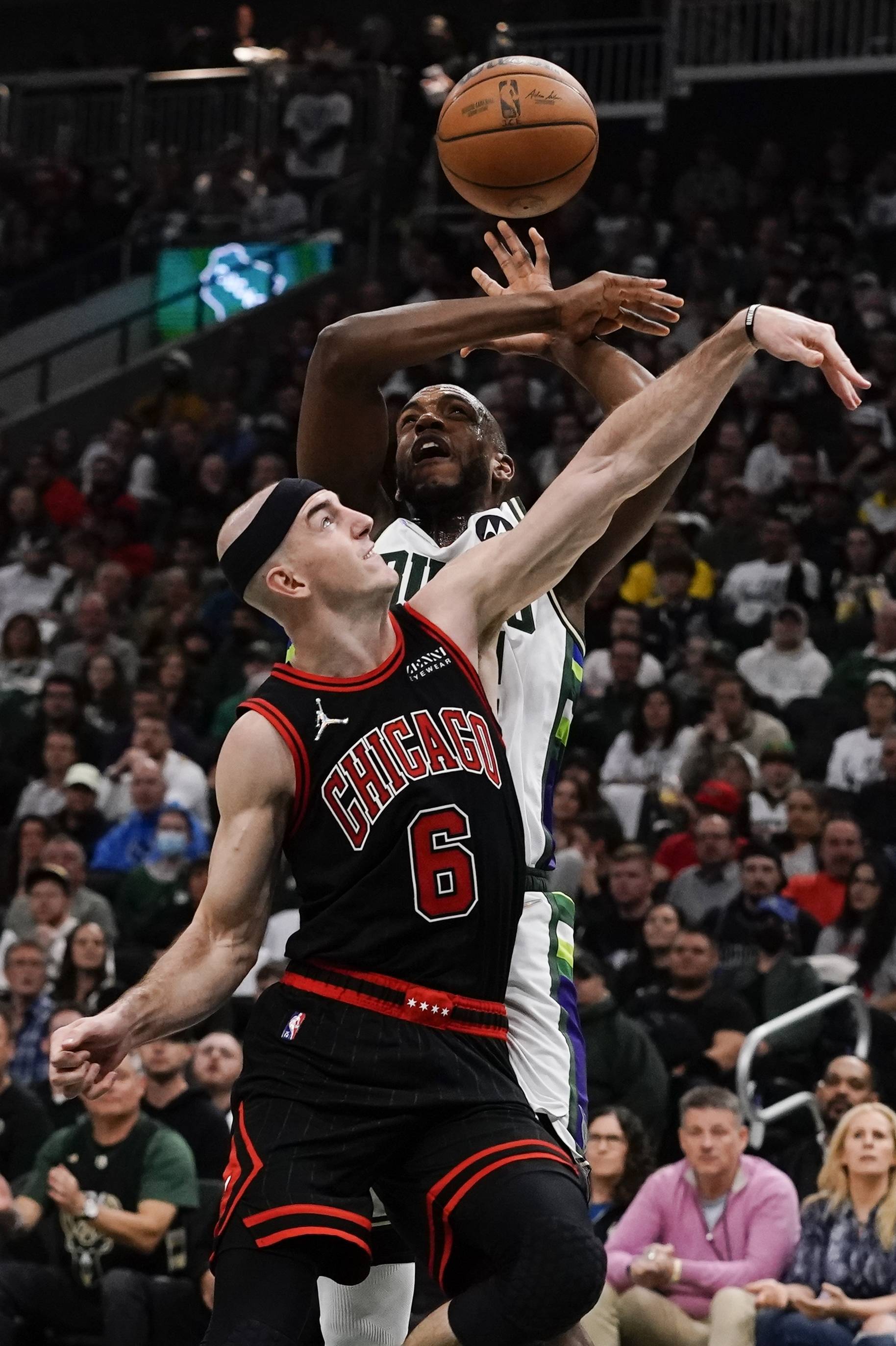 南宫平台-芝加哥公牛迎NBA季后赛关键赛，今夜战术微调，赛场秩序良好，赛程密集仍需轮换的简单介绍